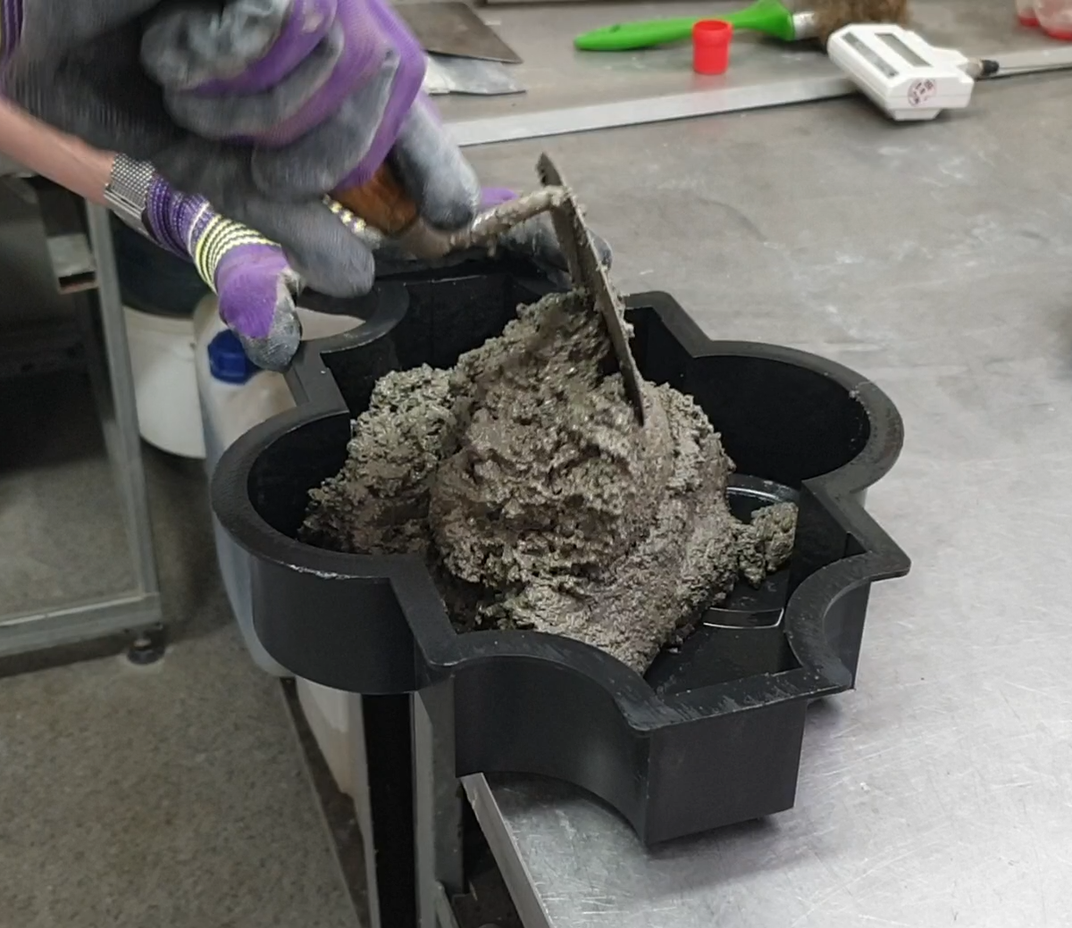 Формование пескобетона в форму. Фото из строительной лаборатории.