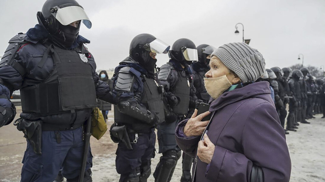 Неповиновение сотруднику. Неповиновение полиции. Неповиновение полиции на митингах. Росгвардеец на митинге 2021.