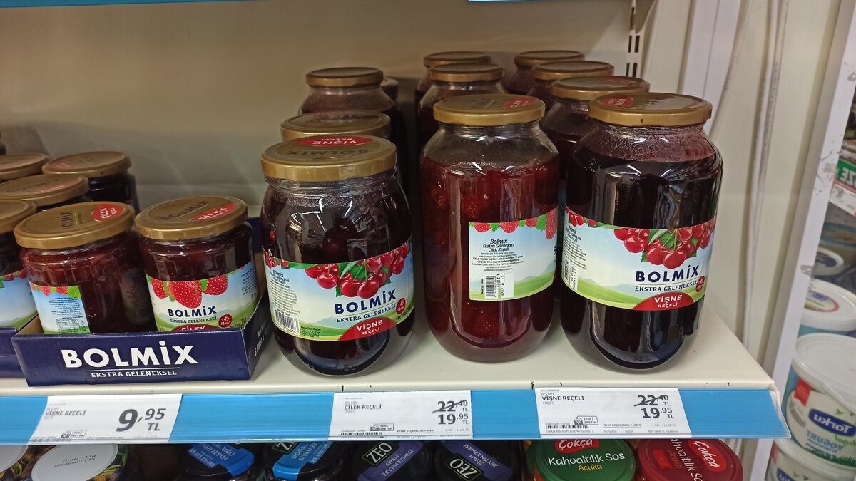 Любимое клубничное и вишнёвое варенье, большая банка 1,8 кг.