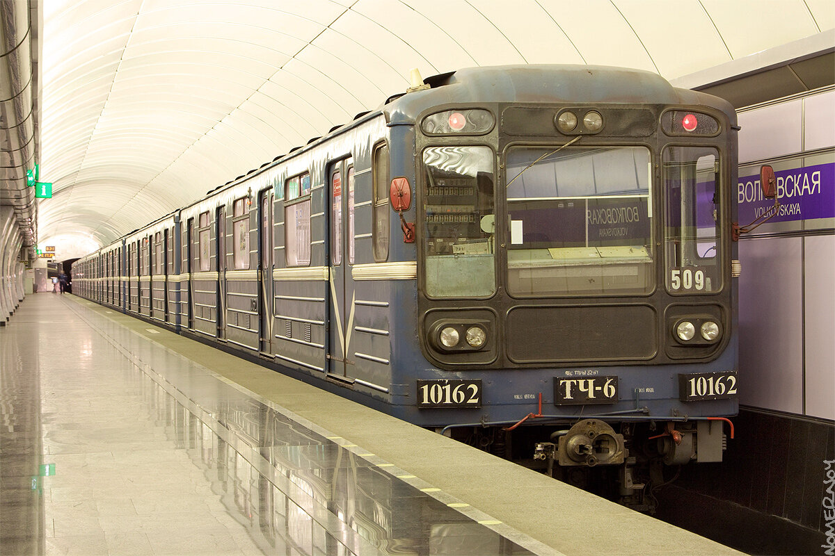 Вагон 1993 года выпуска. Модель 81-717.5. Станция "Волковская". Снимок автора