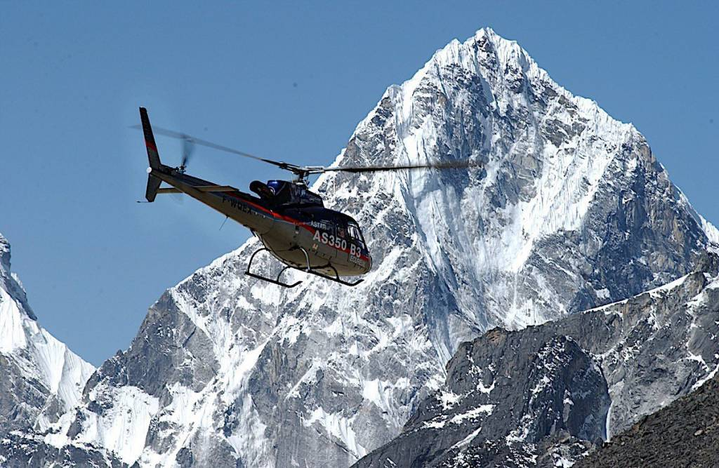 Everest garden. Дидье Дельсаль вертолет. Дидье́ Дельса́ль на Эвересте. Eurocopter as 350 Ecureuil на вершину горы Эверест. Дидье Десаль Эверест.