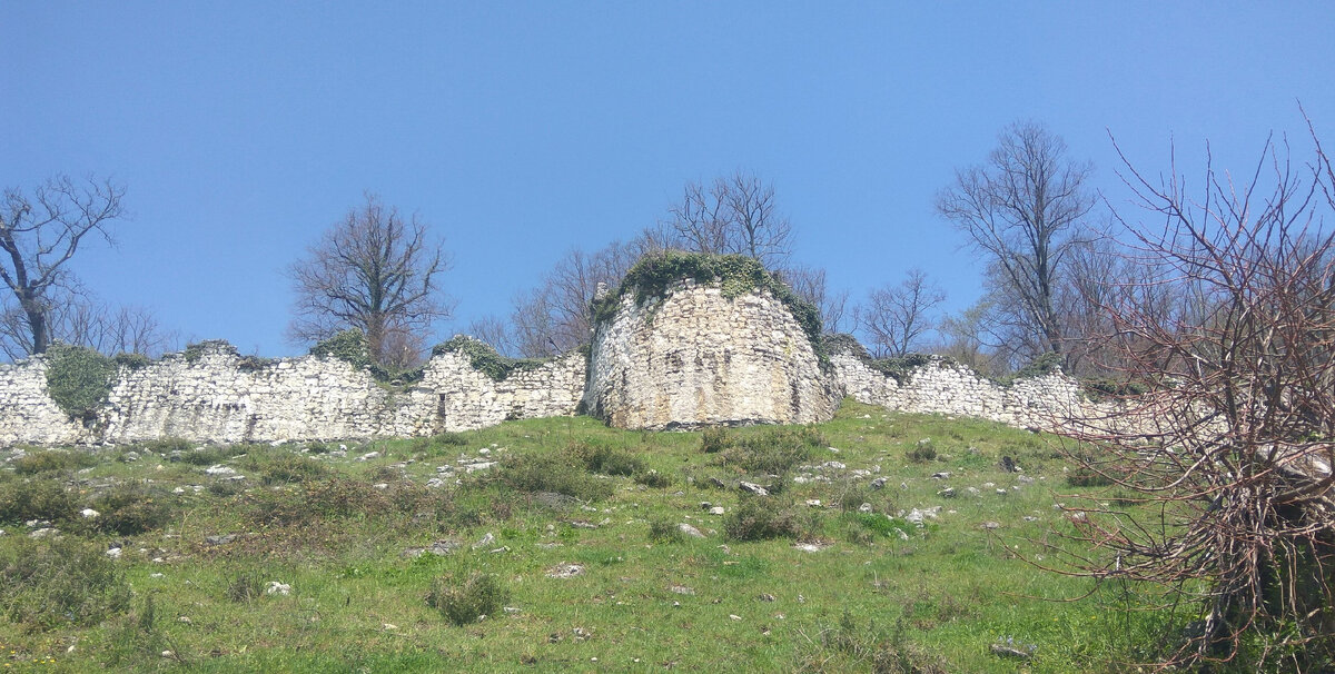 Полуразрушенные стены и башни крепости (Фото Е. Наумовой)