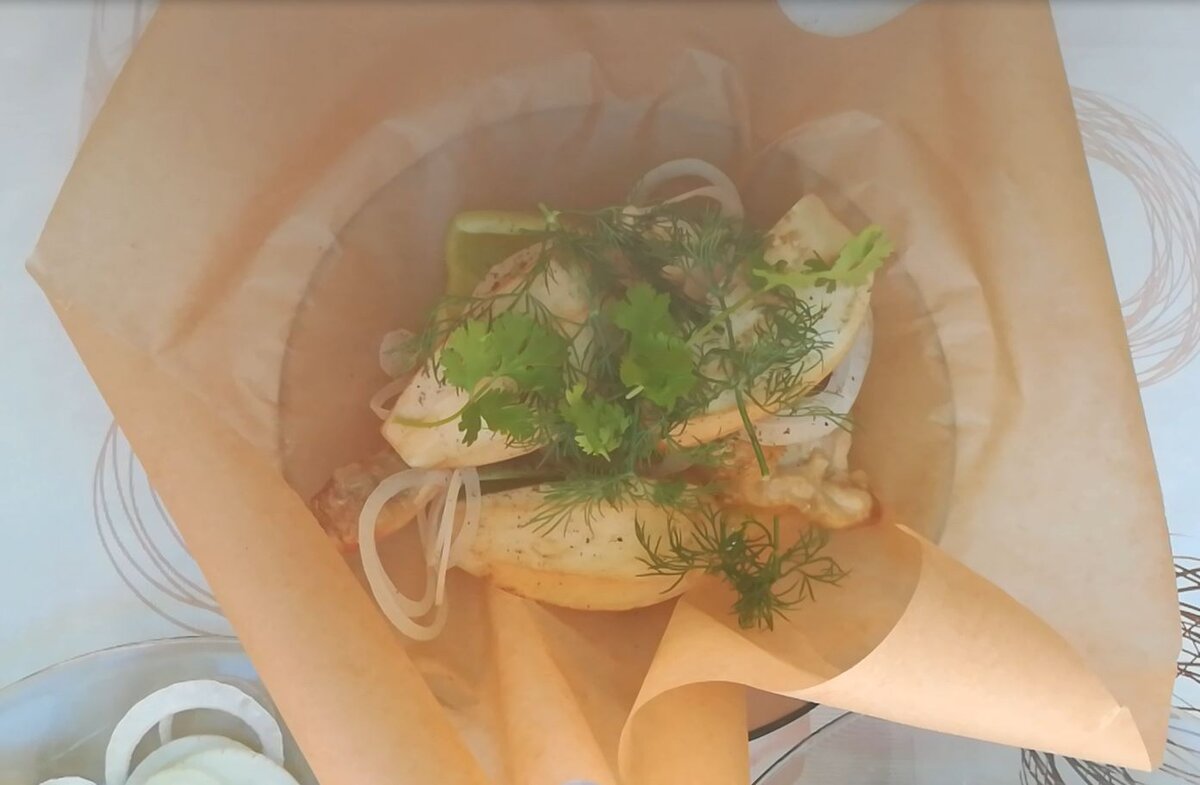 Формирование порции из окорочка и овощей послойно