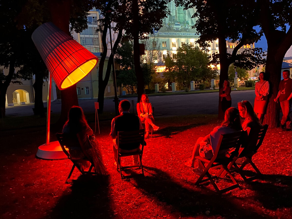 День красного цвета. Инсталляция Волшебная Лампа. Фотография автора