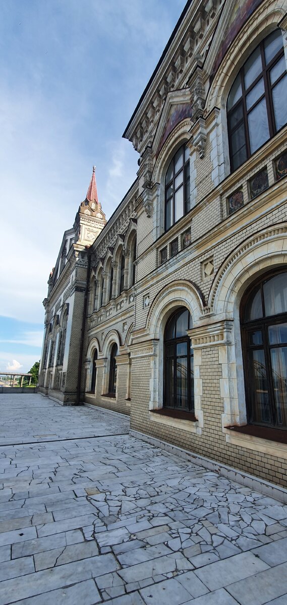 Музей. Вид с набережной 