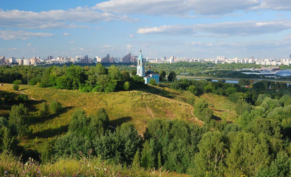 Храм Рождества Пресвятой Богородицы наполняет парк спокойствием и безмятежностью