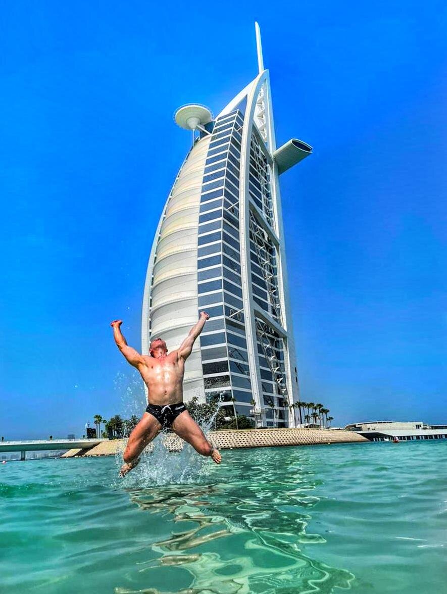 
Как все мы знаем- мужская сила и молодость.
Я думаю многие знают,что после 25 начинает снижаться уровень СТГ, а после 40 уровень тестостерона. В большинстве своём даже после 30, поскольку не все осознают значение спорта, здорового питания и баланса всех систем организма, а если взять во внимание алкоголь, экологию, количество стрессов,то и вовсе ситуация удручающая.
Ввиду того,что все больше и больше мужчин не могут зачать ребёнка -клиники ЭКО плодятся быстрее чем рождаемость.
Так же Фарм индустрия стремительно развивается и все больше и больше людей используют,не зная как правильно,различные вещества,что так же в дальнейшем отражается на качестве их жизни,фертильности и прочих аспектах.
В моей практике мне приходилось работать с мужчинами в возрасте за 40 и это люди, подверженные стрессовым факторам,-бизнесмены,- менеджеры и т.д. Немалую роль здесь играет тестостерон. Малоподвижный образ жизни, неправильное и нерегулярное питание, плохая экология, гормональные изменения в силу возраста вызывают понижение уровня тестостерона. И как мы все знаем, это основной половой мужской гормон. Так же снижается и уровень гормона роста (СТГ), который отвечает за молодость организма, что так же не менее важно.
Ещё добавьте к этому лишний вес из-за сидячего образа жизни и постоянных стрессов, который в свою очередь повышает уровень эстрадиола, что ведёт к отложению жира по женскому типу, и уровня кортизола, который провоцирует выброс инсулина, вынуждая  таким образом ‘заедать’ этот стресс.
Берегите своё здоровье и будьте здоровы. 

