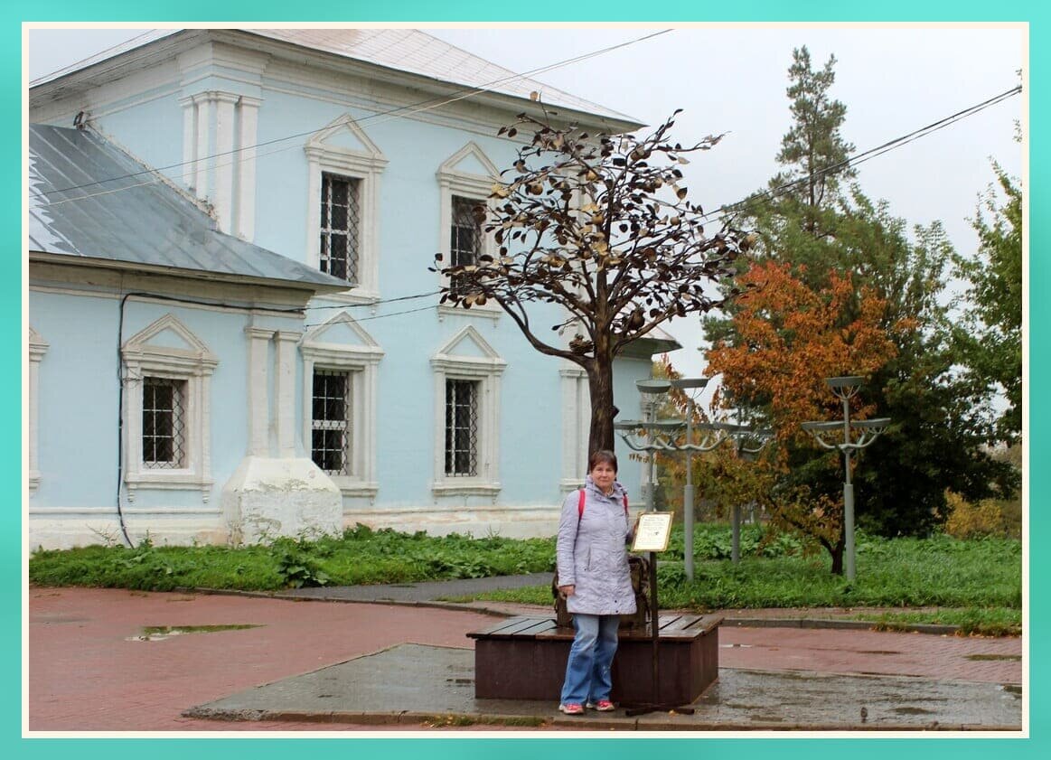 Фото около "Дерева-копилки".