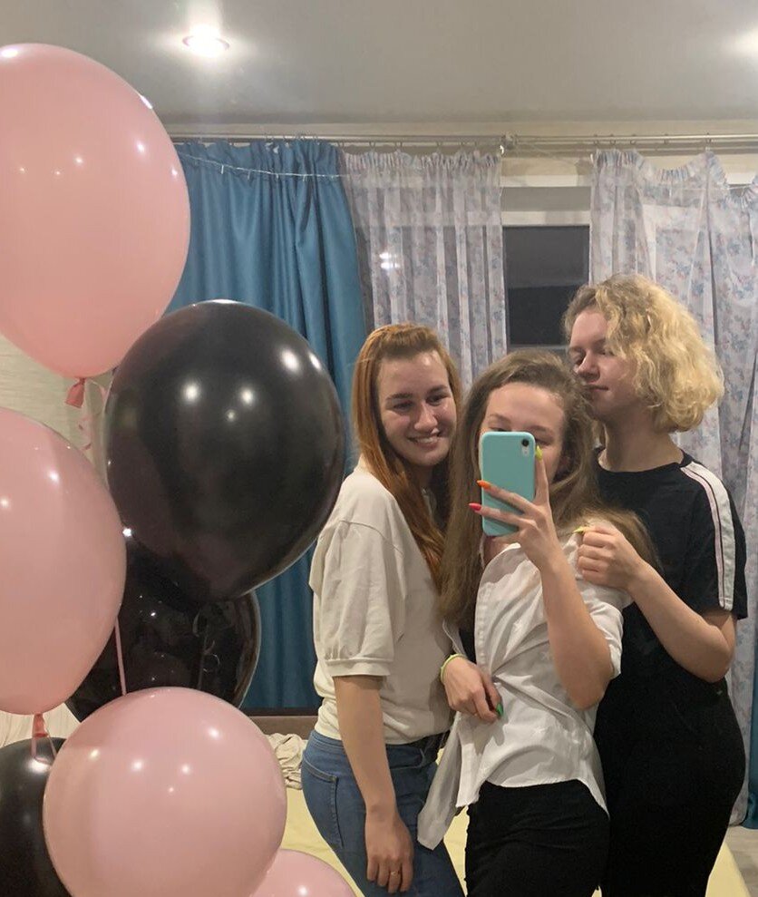 Мой день рождения. С Викой мы тогда ещё не познакомились, поэтому нас трое.