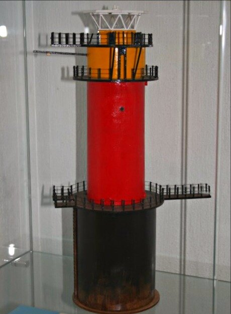 Маяк Таллин первый в Советском Союзе стационарный автоматизированный маяк, построенный в открытом море на гидротехническом основании. Маяк введен в действие в 1970 году. Он установлен в Таллинском заливе для ограждения опасной банки Таллиннамадал в 19 милях от порта Таллин. Является одновременно маяком-памятником морякам и кораблям погибшим на Балтике в дни Великой Отечественной войны 1941-1945 годов. Об этом свидетельствует укрепленная в средней части башни бронзовая доска с выгравированными названиями погибших кораблей Краснознаменного Балтийского флота.