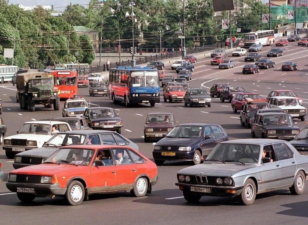 Улица Москвы в конце 90-ых годов. Сейчас автомобильный поток сильно изменился