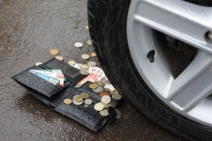 Рано или поздно любой автовладелец сталкиваются с необходимостью продажи своего автомобиля. Зная, когда выгоднее продать машину, можно выручить за автомобиль приблизительно на 5-10% больше, чем продавая то же самое авто в не сезон. Поговорим поподробнее о том, когда же лучше всего продавать свой автомобиль.

Когда выгоднее продавать машину: весна или осень?

Любой опытный перекупщик хорошо знает, что в году есть несколько месяцев, когда продажи идут лучше всего и когда на машине можно заработать максимальную моржу. Продажа автомобилей зависит во многом от психологических поведенческих факторов человека. Например, зимой в холод при сокращении светового дня многие из нас больше задумываются о том, как побыстрее добраться домой и как поменьше выходить на улицу, естественно, что заниматься подбором и покупкой автомобиля в это время никому из нас не хочется. Тогда как весной и летом начинается горячее время, когда появляется большой спрос на автомобили, а за счёт ограниченного предложения можно по выгодной цене продать даже авто, находящееся не в лучшем техническом состоянии.

Цена и техническое состояние авто 

В то же время нужно договориться, что успешность продажи будет зависеть от стоимости машины и технического состояния автомобиля. Оба этих параметра взаимосвязаны друг с другом. Например, если автомобиль находится в хорошем техническом состоянии, на кузове нет коррозии, двигатель и коробка работает без нареканий, то в подобном случае можно с лёгкостью выручить за такую машину хорошую сумму, причём с продажей не возникает каких-либо особых сложностей.
Также скорость и успешность продажи будет зависеть от цены на конкретный автомобиль. Сегодня на профильных площадках в интернете, где собраны объявления о продаже автомобилей, можно увидеть распространённую картину, когда автовладельцы слишком переоценивают свою машину, выставляя её по цене на 20% выше рынка и более. В подобном случае сложно надеяться, что какой-либо покупатель оценит хорошую комплектацию или отличное техническое состояние машины. С большой долей вероятности, такое авто надолго зависнет в продаже, а, в конечном счете, потребуется делать на машину существенные скидки.

Осенние и зимние продажи
Считается, что осень и зима - это самое неблагоприятное время для продажи автомобилей. Дело в том, что многие автовладельцы ставят машину на прикол с наступлением холодов, потребности в использовании авто существенно сокращаются. В это же время начинает холодать на улице, сокращается световой день, естественно, что ритм жизни замедляется, в том числе это касается продаж автомобилей. Выручить за машину осенью или зимой хорошую цену бывает проблематично, в итоге приходится делать существенные скидки.

Когда лучше всего в зависимости от времени года продавать машину

Лучшее время для продажи автомобиля
Лучшим временем для продажи автомобиля традиционно считается весна и лето. В это время спрос лавинообразно увеличивается, поэтому даже машину, комплектация или техническое состояние которой оставляет желать лучшего, можно продать по достаточно высокой цене. Причём такой высокий спрос отмечается не только в середине весны, как только с улиц наших городов полностью сходит снег, но и в начале лета, когда на рынок выходят те покупатели, которые выжидали лучших цен и не приобретали автомобиль весной.