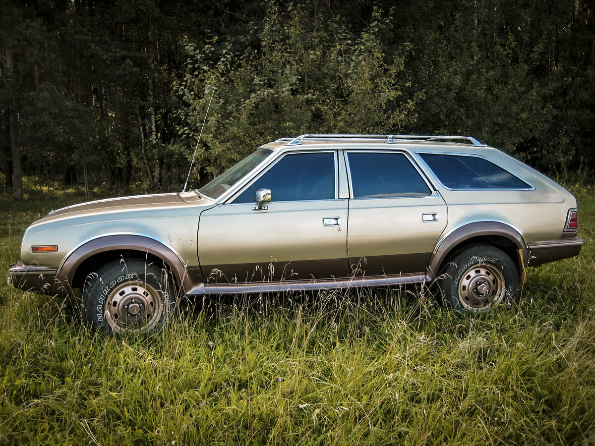 Сбоку выглядит не иначе, как внедорожник (фото с авто.ру)