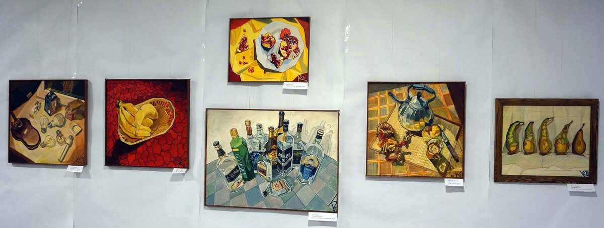 Дерун Катя #андеграунд22

Родилась в 1966 в Свердловске (ныне Екатеринбург).
Училась в СвердАрхИ (ныне УралГАХА).
Первая выставка – 1987 г (нашумевшая в своё время «Сурикова, 31»)
Первая персональная выставка – 1992
Принимала участие в нескольких десятках коллективных проектов. Всего персональных выставок – 21 (на различных площадках Екатеринбурга). Работы автора находятся в частных коллекциях в России и за рубежом
Живёт и работает в Екатеринбурге
Свой стиль автор называет конструкционализмом. Это мастерски исполненное и достаточно ироничное преломление приемов авангарда 20-х, которое также можно назвать и неокубизмом. Работы Кати Дерун отличаются чёткостью линий и чистого цвета в сочетании с почти акварельной техникой лессировок.
Сюжетно работы достаточно разнообразны – это натюрморты, портреты анималистка и, конечно же городской пейзаж в диапазоне от конструктивистских ансамблей Свердловска 30-х до подорожника под ногами
Манера исполнения своеобразна и узнаваема с первого взгляда. Работы вызывают неподдельный интерес не только у арт-критиков и галеристов, но и у завсегдатаев художественных выставок, а так же случайных посетителей