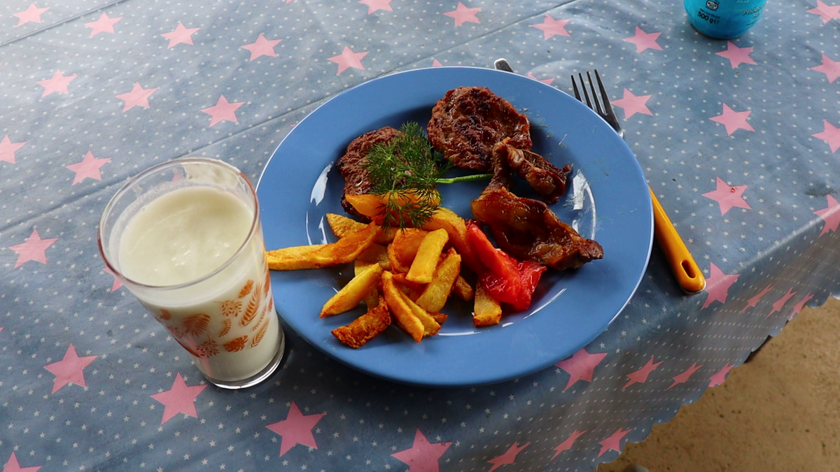 На обед мать Альпера приготовила нам баранину с жареной картошкой