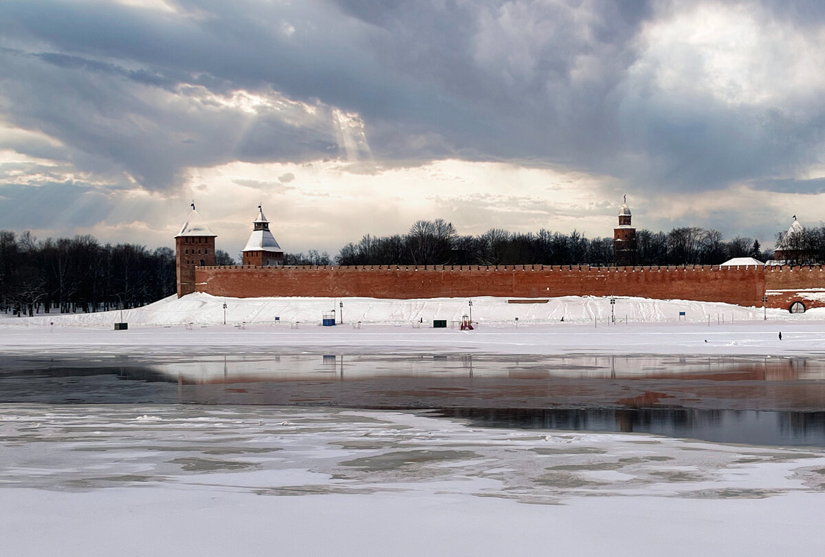 Вид на новгородский кремль с Торговой стороны.  Фото автора