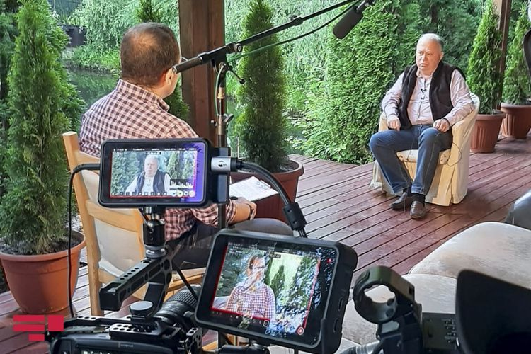 Этот образ истинный, вот они камеры, вот актер, вот слова...