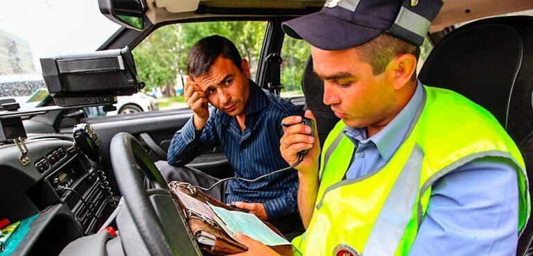 Инспектор проверяет права на наличие нарушений
 