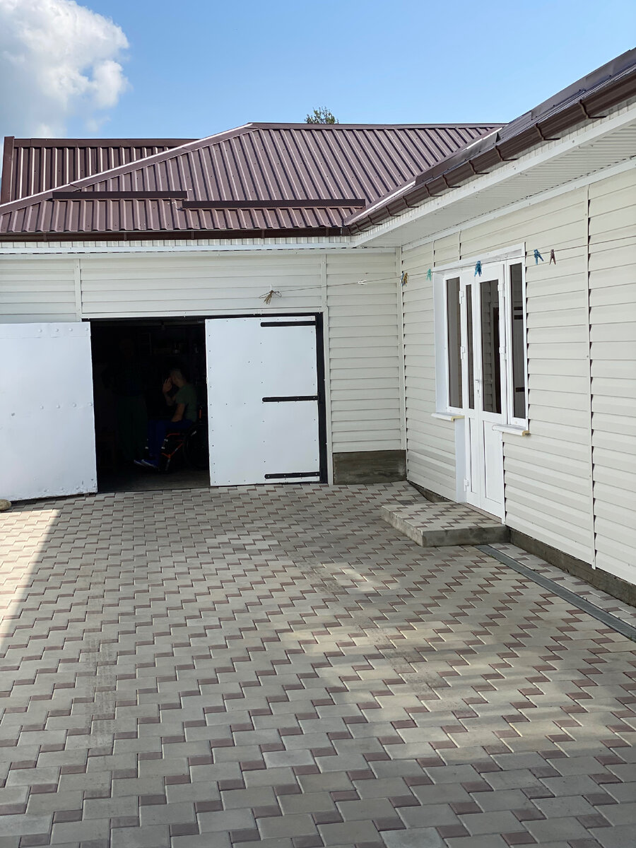  Во дворе друга