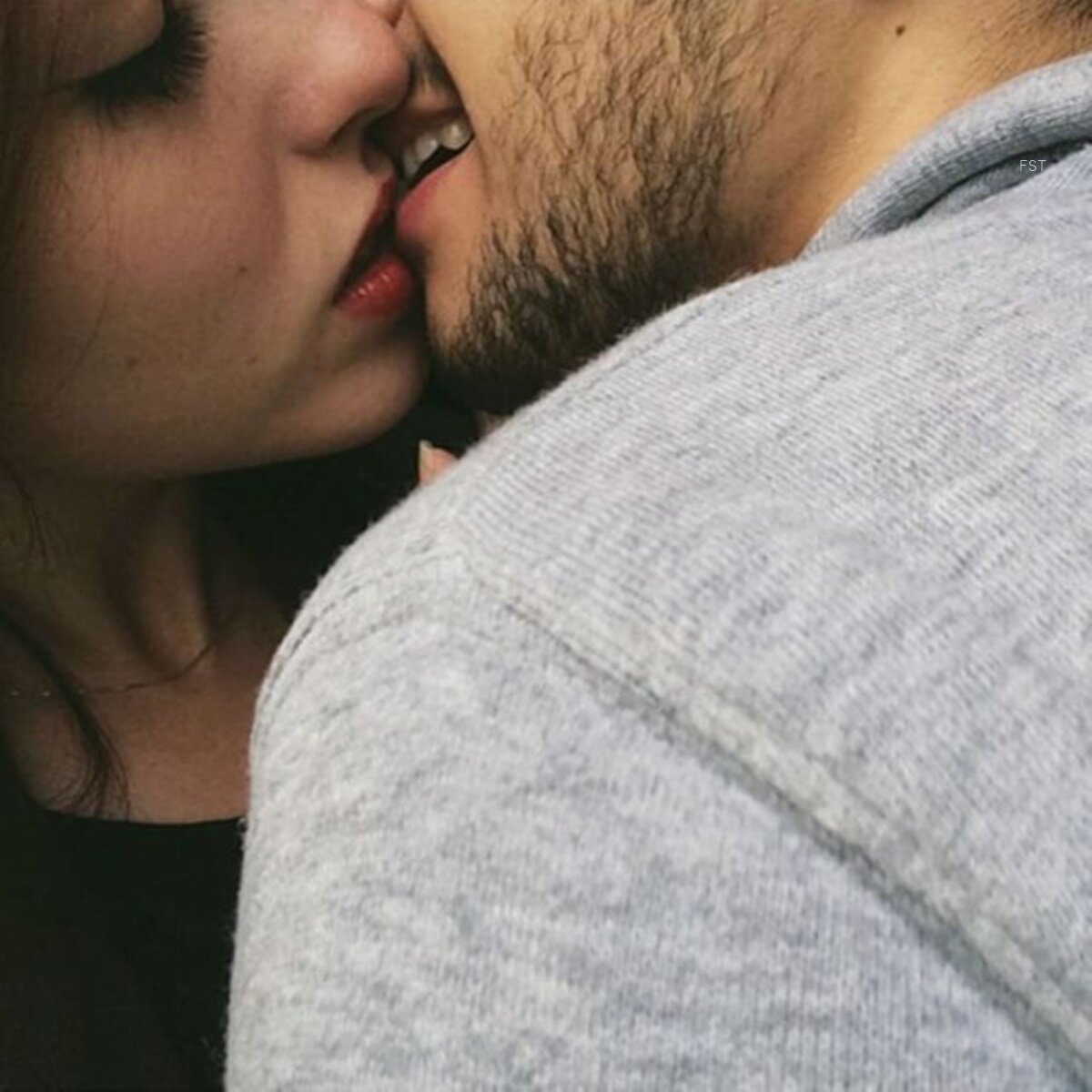 Поцелуй с бородатым. Поцелуй с мужчиной с бородой. Мужчина с бородой целует девушку. Страстный поцелуй. Мужчина с бородой и женщина.