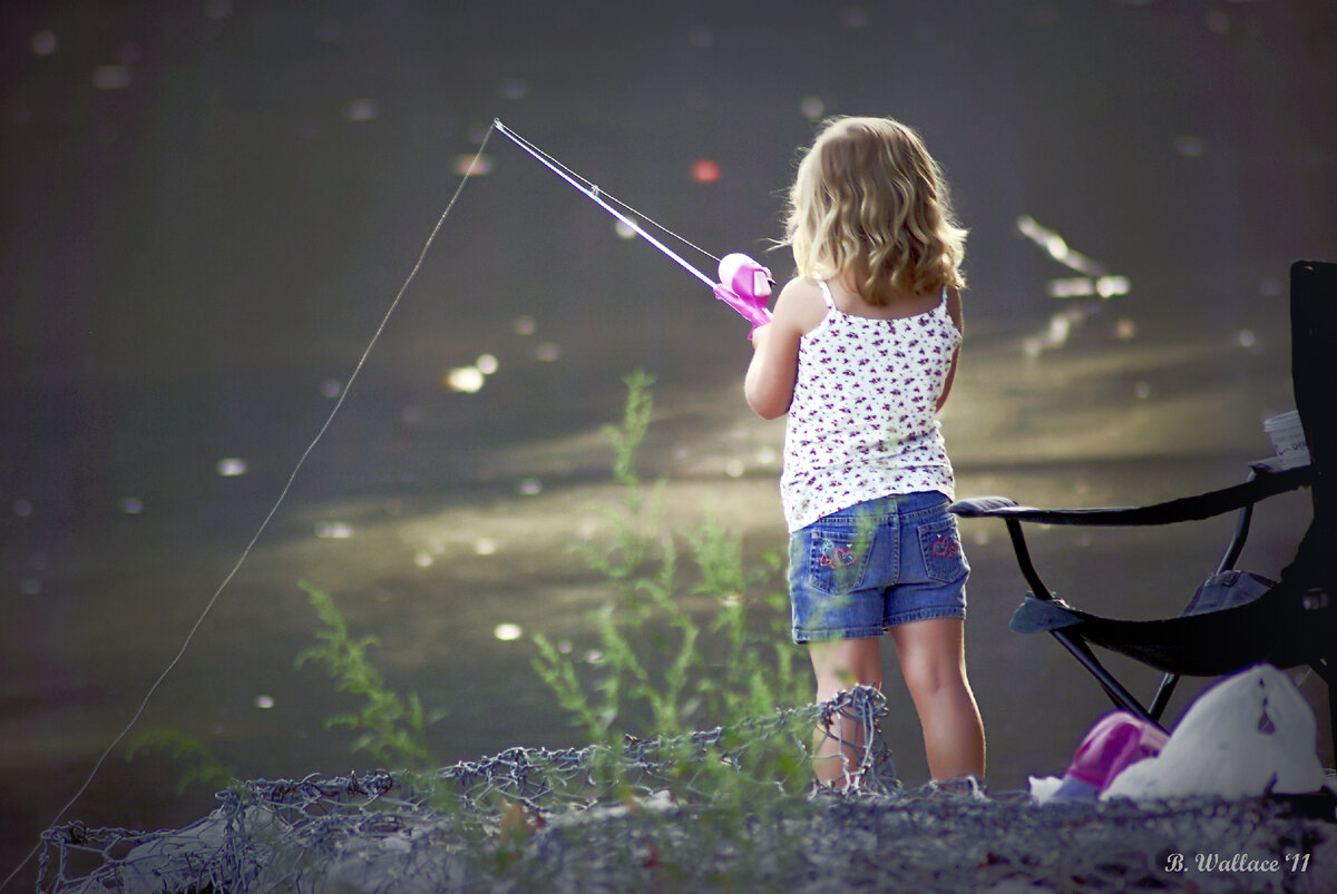 Детка ловли лав. Девочка с удочкой. Девочка ловит рыбу. Маленькая девочка рыбачит. Удочка для детей.