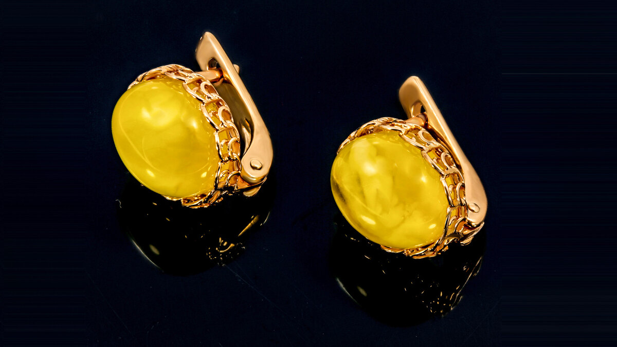 Предметная фотосъемка ювелирных изделий как жанр фотографии. Съемка на "черном зеркале" - листе полированного черного стекла. Один источник рассеянного света сверху-справа.  Съемка, ретушь - автор блога, фотограф Владимир Носков, Калининград.