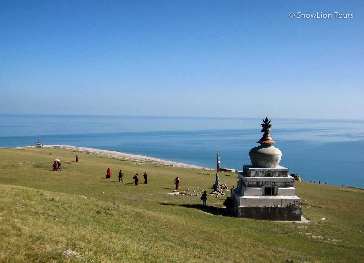 Ступа на берегу озера Коконор в Амдо, Восточный Тибет (Озеро Цинхай, северо-запад КНР)