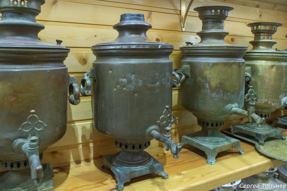 Самовар на полках музея