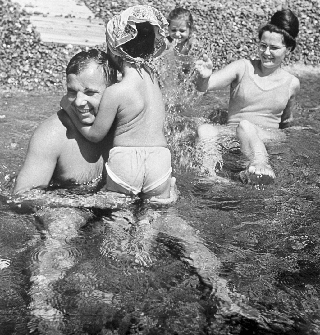 Летчик-космонавт СССР Юрий Гагарин с женой Валентиной и дочерьми на отдыхе в Крыму (1965 год)