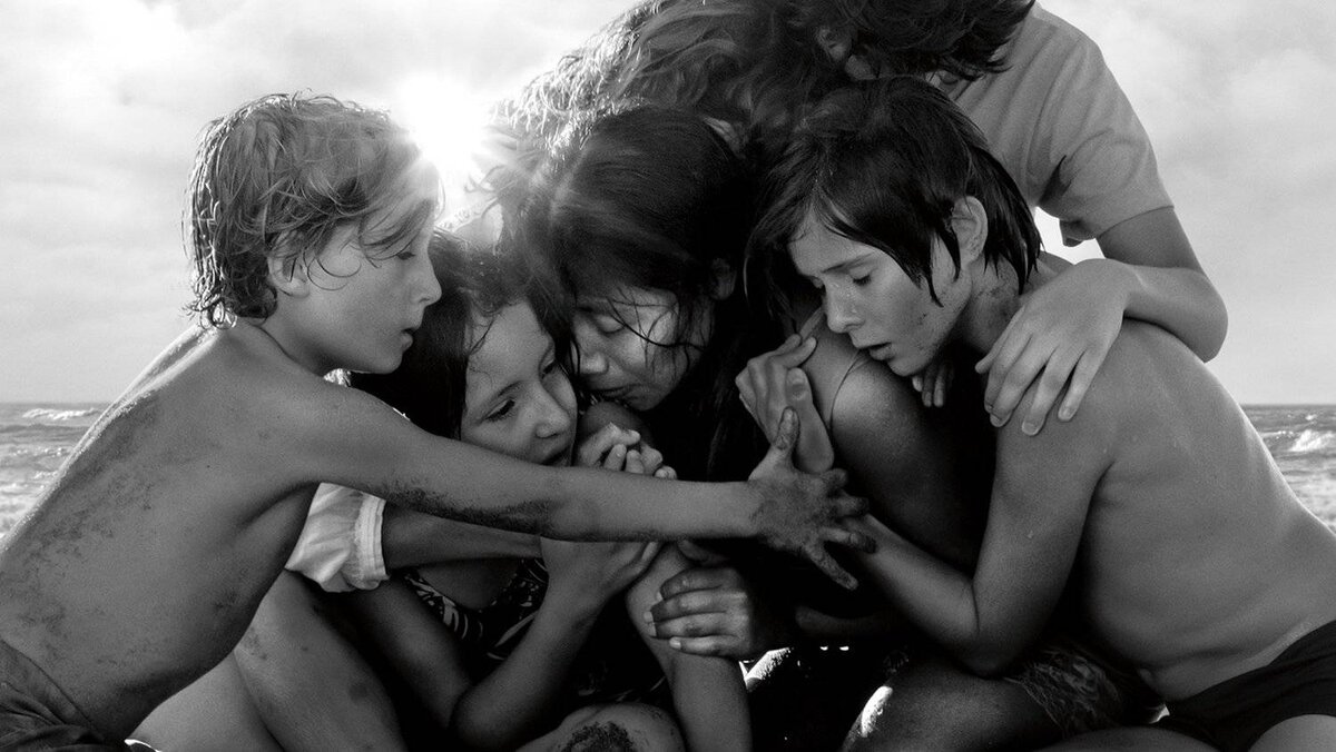 Мой любимый момент в фильме Roma (2018), когда вся семья, где работает Клео, окружает её и говорит, что очень её любит. Этот момент вынесен на постер