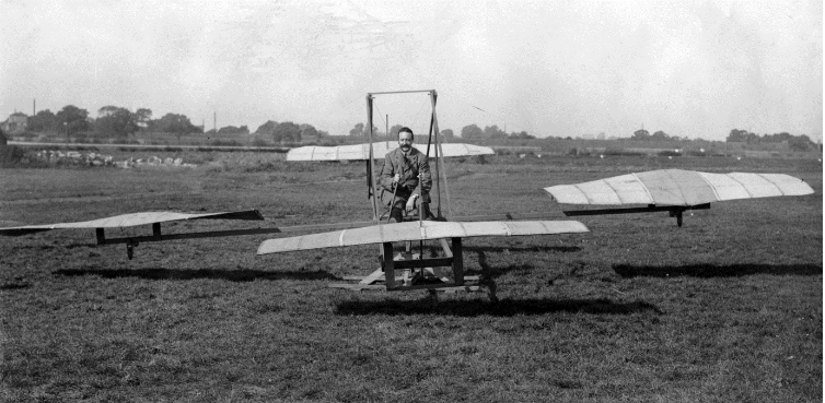 Первый запатентованный авиатренажер — "Осциллятор" американца Эрдли Биллинга, 1910-ый год. Аэродинамические плоскости под действием ветра заставляли машину раскачиваться и крениться, задачей пилота было удерживать ее ровно.