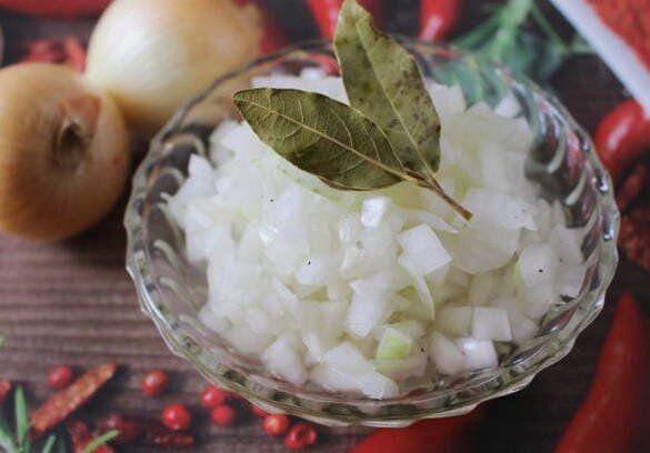 Ингредиенты:
Лук репчатый 3 шт.
Вода 110 мл.
Уксусная эссенция 1 ч.л.
Соль 1 ч.л.
Сахар-песок 2 ч.л.
Перец чёрный молотый
 по вкусу
Лавровый лист 2 шт.
 