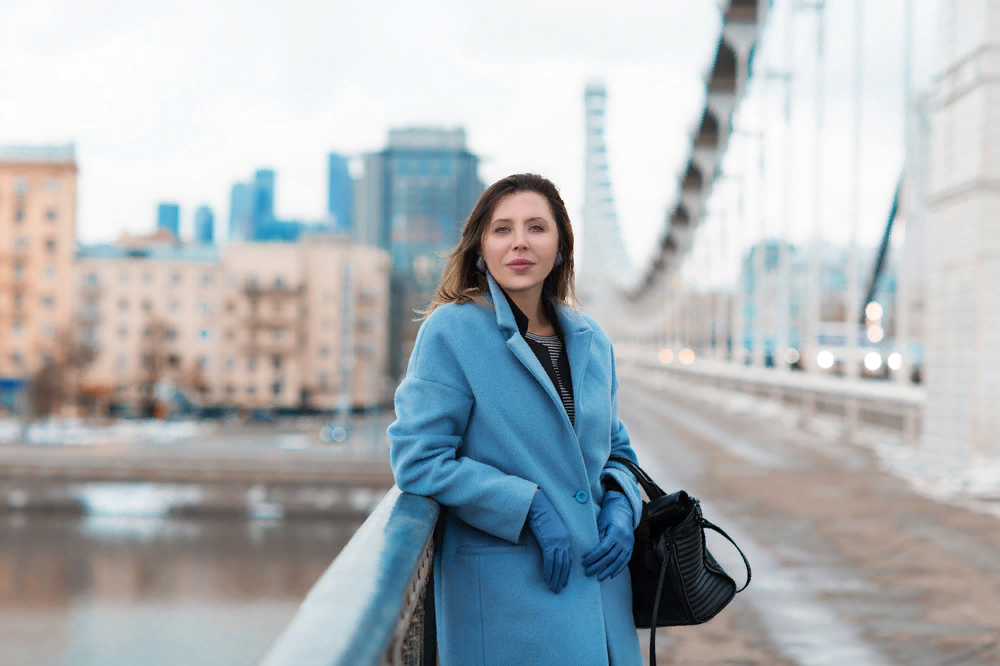 Рано фотографии. Женщины Москвы. Девушка в пальто на набережной. Женщины весной на улице. Фотосессия в пальто на набережной.