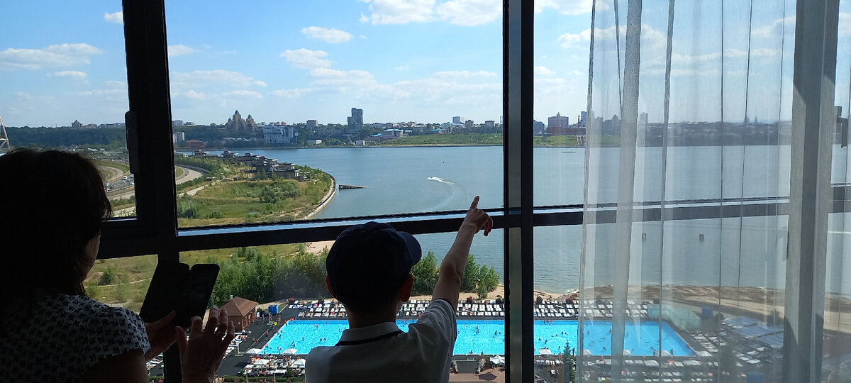 Вид на аквапарк из окна отеля Ривьера г Казань