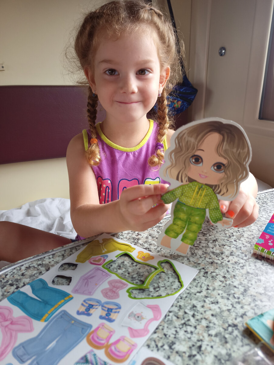 Дочка за игрой. У Ксюши новый наряд на прогулку 