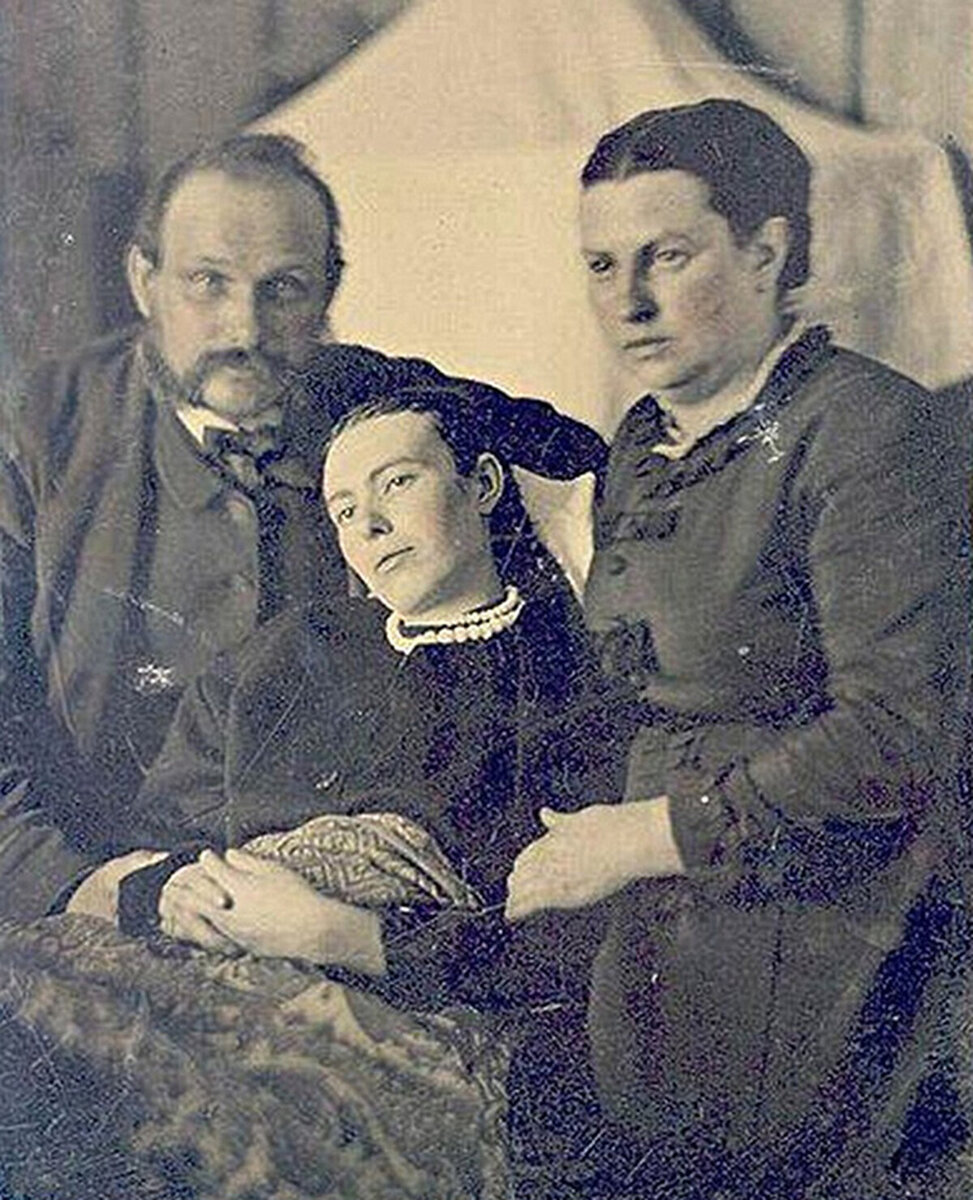 Фотографии с мертвыми в 19 веке