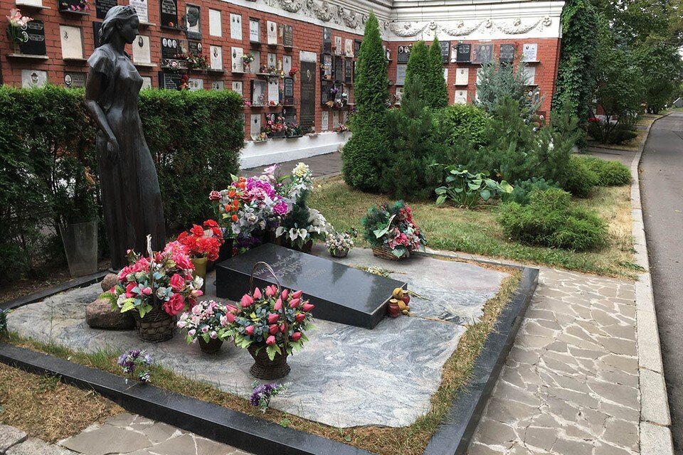     Политика похоронят рядом с его супругой Раисой. Александр БОЙКО