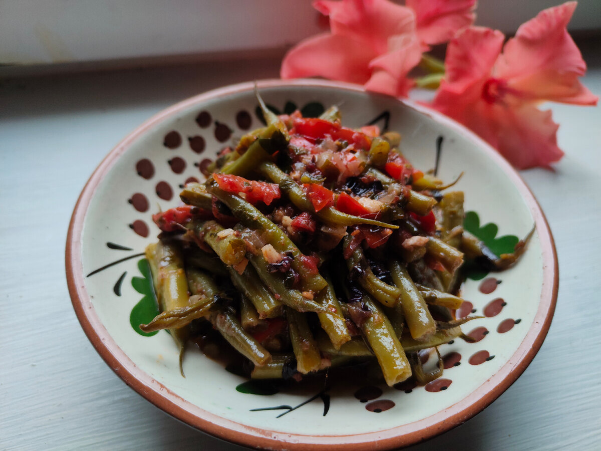 Лобио из стручковой фасоли по грузински классический. Стручковая фасоль по грузински. Лобио из стручковой фасоли классический. Лобио из зеленой фасоли. Лобио из стручковой фасоли по-грузински.