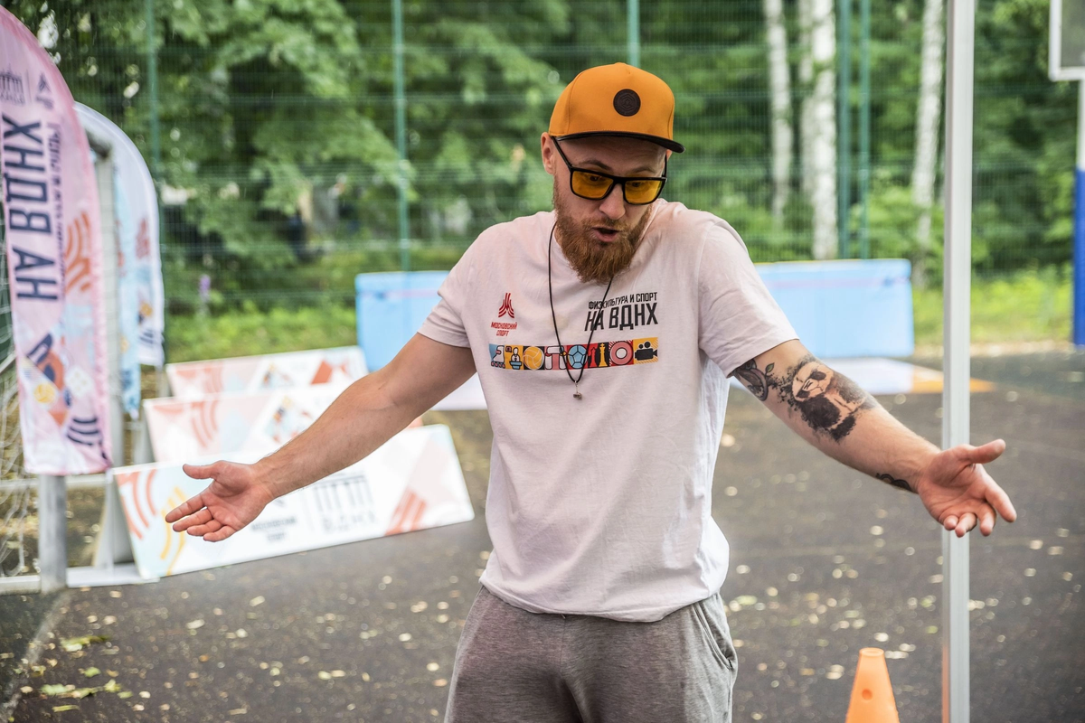 На роликах наше тело работает немного иначе и иксы в ногах не лучшее решение. Проверено годами и тысячами учеников