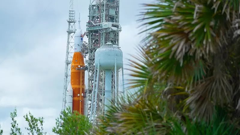 Космическому агентству США пришлось во второй раз за неделю отложить запуск своей новой ракеты "Артемида".Инженеры не смогли остановить утечку водорода, теперь у НАСА есть еще одна возможность запустить ракету в понедельник или вторник.Если это не удастся, ракету нужно будет вернуть в сборочный цех для осмотра и обслуживания, что приведет к дальнейшим задержкам.В субботу НАСА вновь попыталось запустить в космос свою самую мощную в истории ракету SLS ("Система космических пусков"). Старт должен состояться в ближайшие часы с космодрома центра Кеннеди во Флориде. Это новая американская программа по возвращению человека на Луну "Артемида" (Artemis).Пуск был изначально назначен на понедельник, но он был отложен по техническим и погодным причинам. И вот - вторая осечка.Инженеры попытались устранить утечку охлаждающего агента из двигателей и довести их до нормальной рабочей температуры. Но сделать это не удалось.
