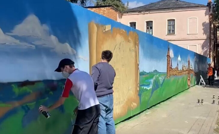    В Курске на ул.Горького художники создают 40-метровое граффити