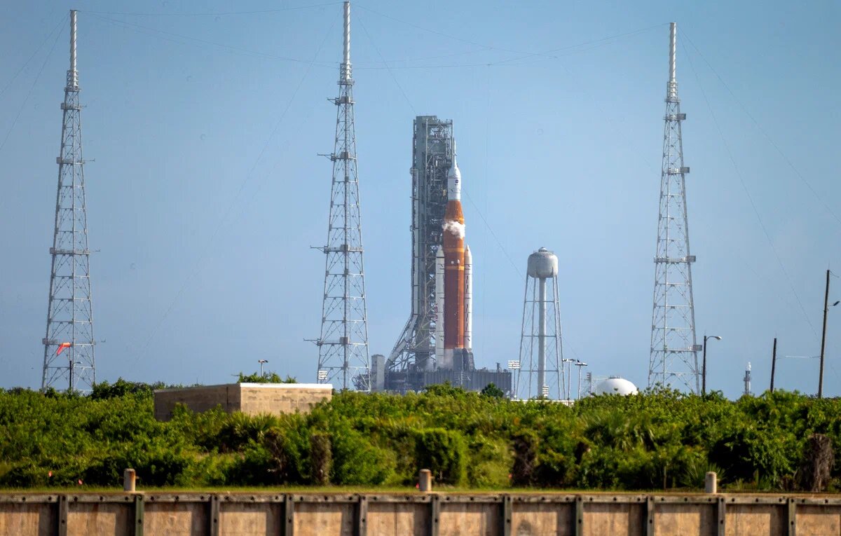 Ракета  SLS на старте.   фото: картинки  яндекса.