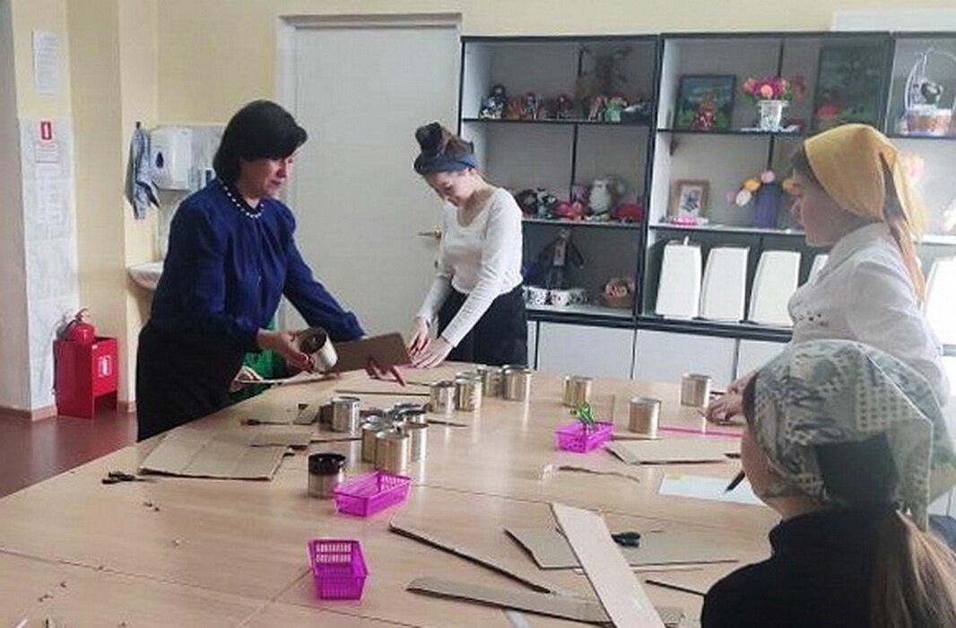    В Салыме местные школьники изготовили полсотни свечей и 300 госпитальных салфеток для земляков, участвующих в СВО