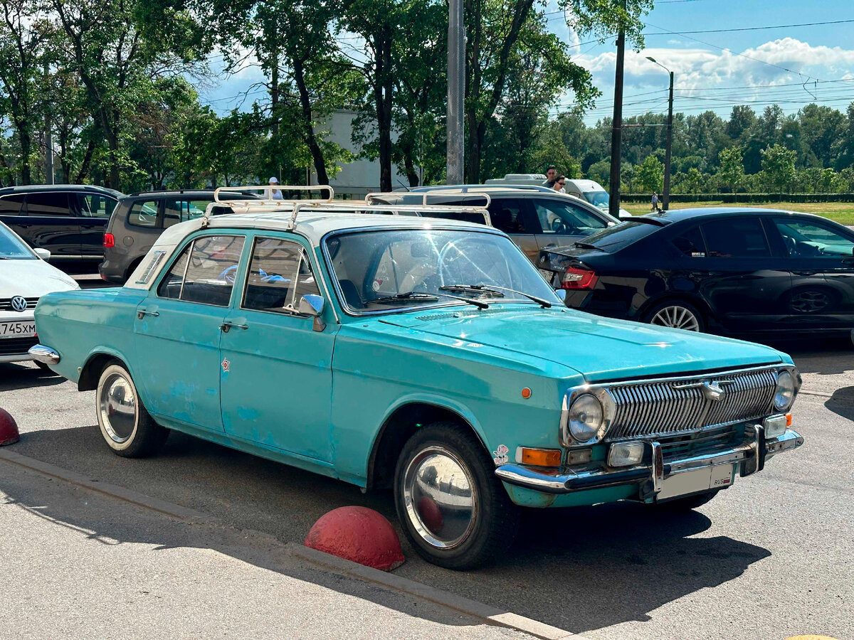 Красивое сочетание цветов у красивого автомобиля. Вообще люблю классику.