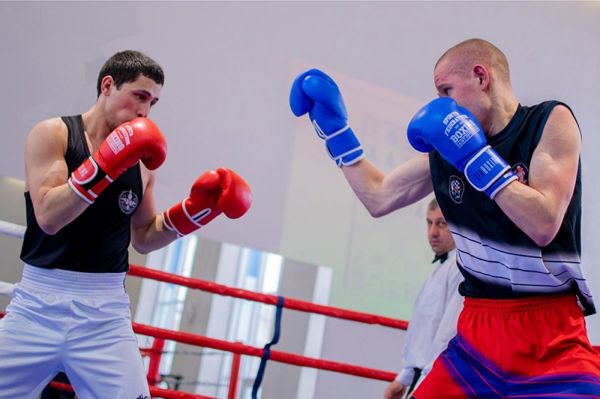    На чемпионате России по шахбоксу Егор Цибисов (на фото боксирует справа) провёл пять раундов.