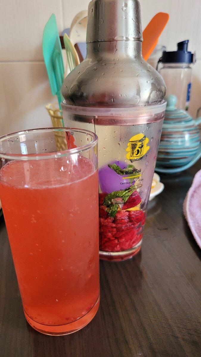 Очень вкусный махито с малиной.