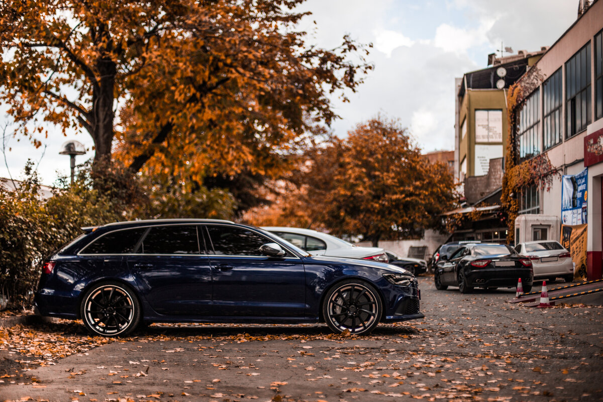 Гаражная амнистия ни какого отношения не имеет к тому, чтобы заниматься самоуправством и захватывать парковочное место для своего автомобиля. Источник: земельно-правовая компания "ВИТА-ХАУЗ"