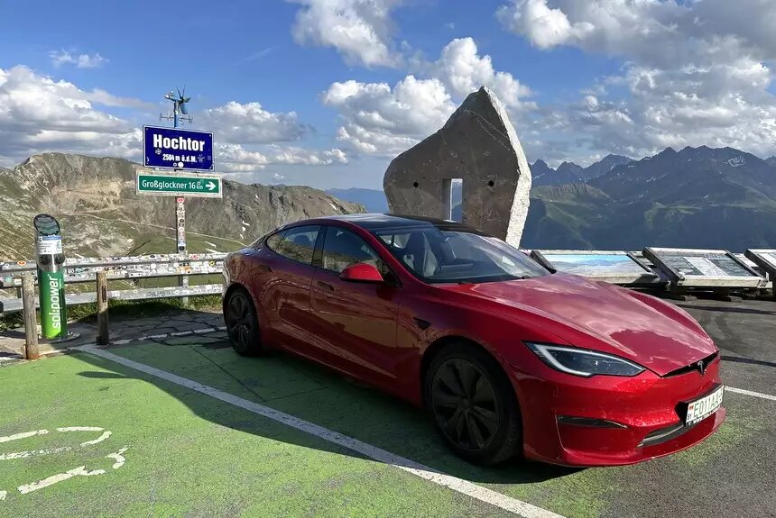 На улице плюс 45, Tesla разрядилась в ноль… На «электричке» в Африку ...