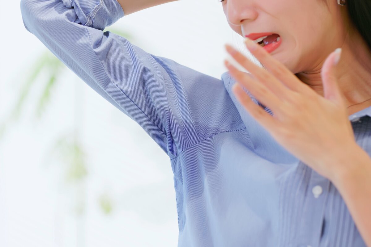     5 лучших цветов одежды для тех, кто сильно потеет: советы стилистов