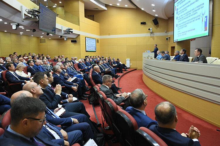   Финансовые итоги первого полугодия 2023-го подвели сегодня в кабмине РТ. В консолидированный бюджет мобилизовано 252 млрд рублей, из них налоговых и неналоговых доходов — на 210 миллиардов Фото: rais.tatarstan.ru